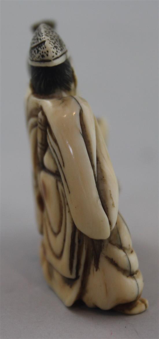 A Japanese ivory netsuke of Tadamori catching the oil thief, Edo period, 5.2cm